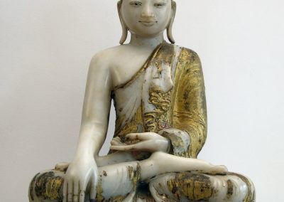 Buddha assis prenant la terre à témoin